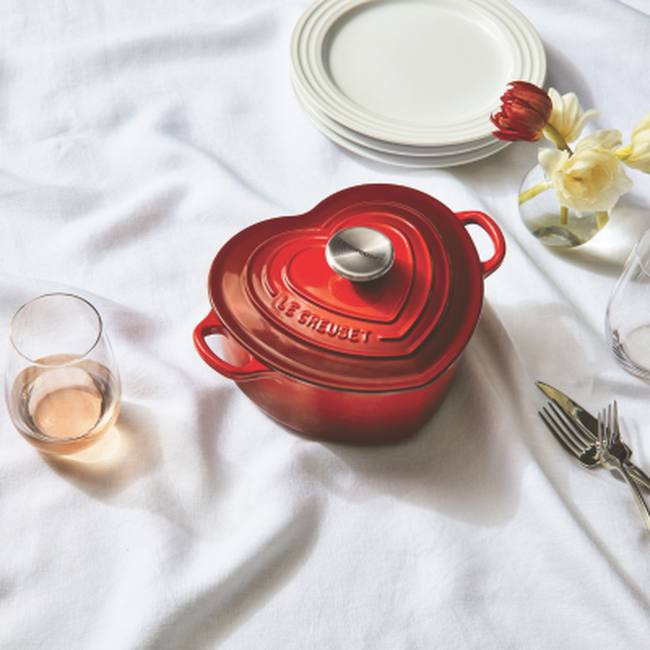 Le Creuset Cast Iron Classic Heart Casserole with Stainless Steel Knob 20cm Cerise image number 6